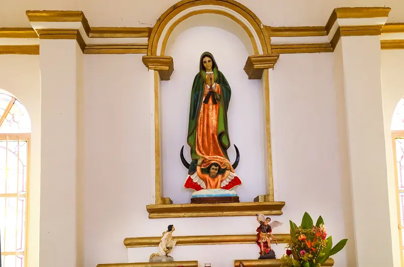 Imagen de la Virgen de Guadalupe en un nicho dorado dentro de la misión de San José del Cabo