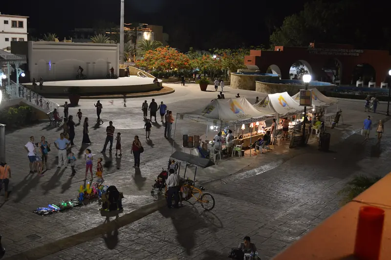 Plaza principal de San José del Cabo de noche con puestos de bazar y gente paseando