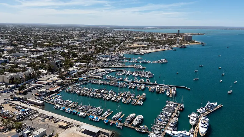 Vista aérea de la marina de La Paz junto al malecón con yates en los muelles