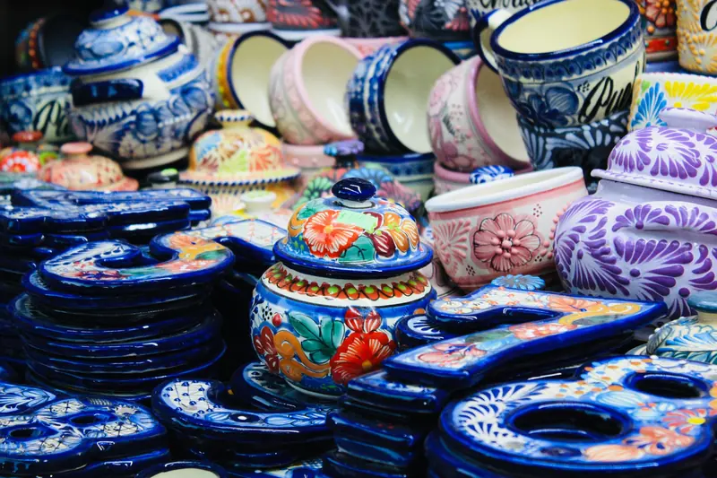 Pilas de cerámica de talavera pintada en azul y colores en un mercado