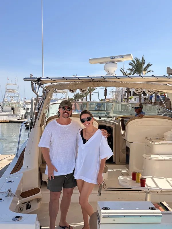 Mitch y Nelly, clientes de Australia, a bordo del Sea Ray 36 en la marina
