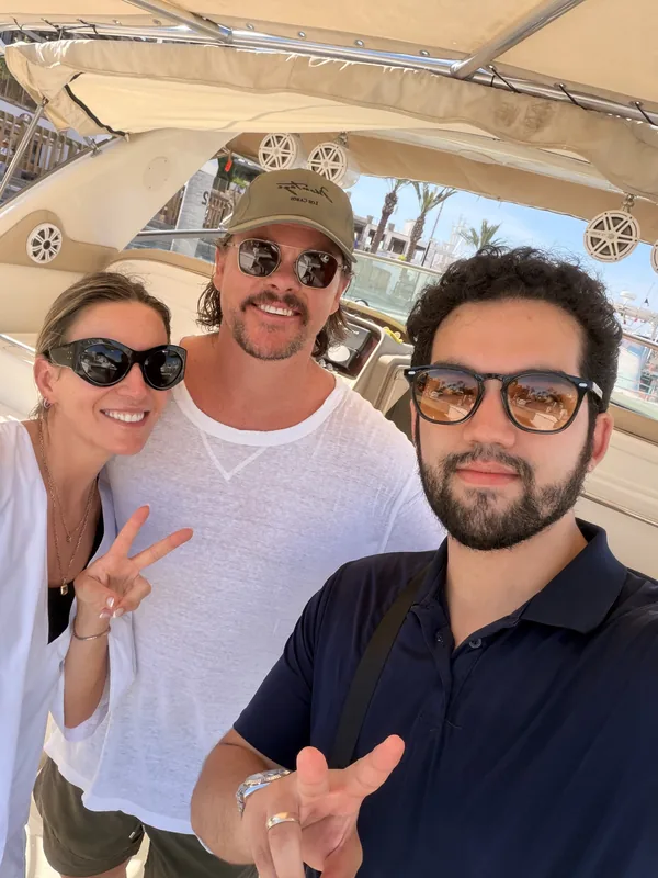 Clientes de Australia con Alex, nuestro socio, en el Sea Ray 36 antes de salir del muelle