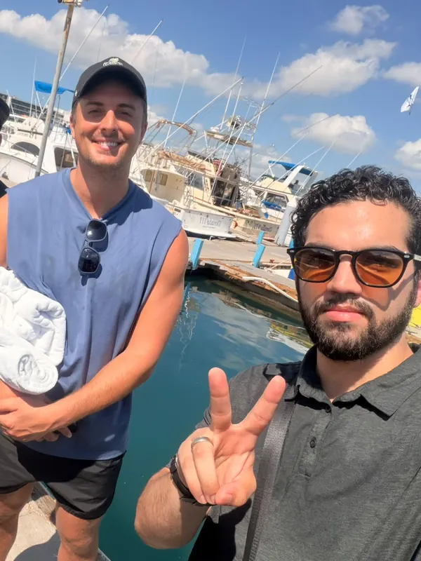 Clientes del Chaparral 28 con Alex, nuestro socio, en el muelle de la Marina de Cabo San Lucas