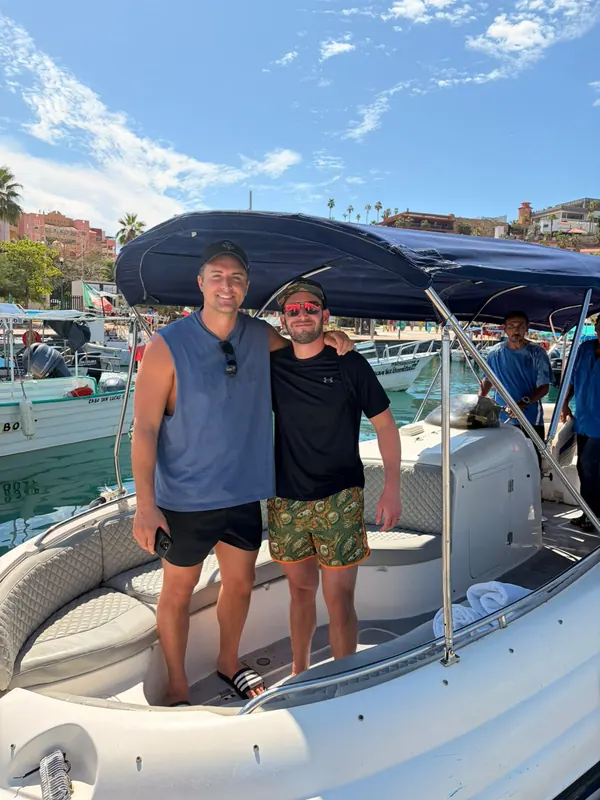 Dos clientes a bordo del Chaparral 28 en la Marina de Cabo San Lucas antes de salir del muelle
