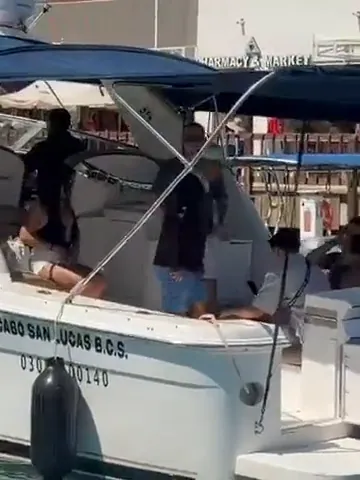 Video corto del Sea Ray 36 en la Marina de Cabo San Lucas con el grupo de Christian a bordo