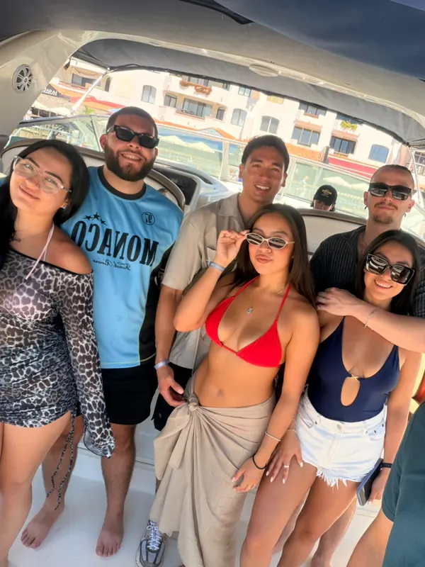 Christian y sus amigos a bordo del Sea Ray 36 en la Marina de Cabo San Lucas