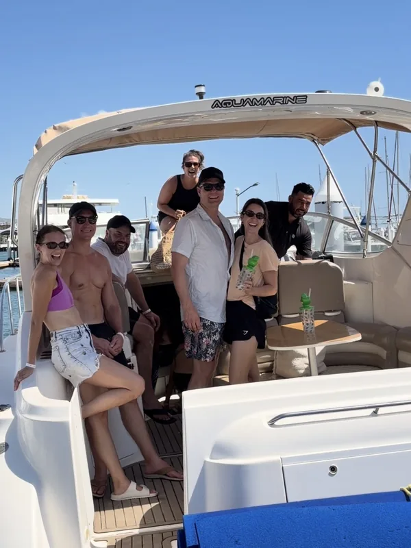 Clientes de Canadá a bordo del Bayliner 33 en la Marina Cabo San Lucas
