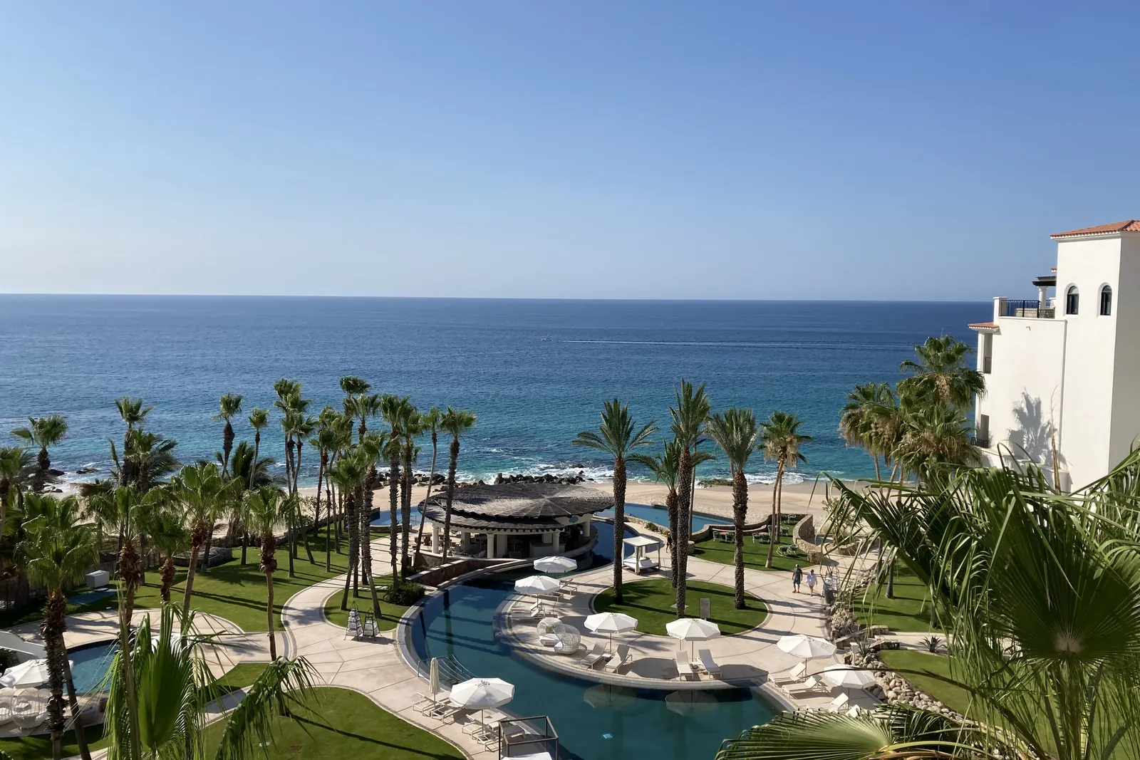 Vista del resort, las albercas y la playa desde el Hilton Los Cabos en el corredor