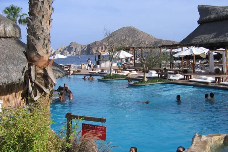 Pool of the hotel in 2006, when it was Meliá Cabo San Lucas