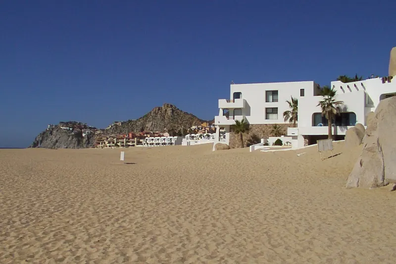 El Hotel Solmar sobre Playa Solmar, Cabo San Lucas, en diciembre de 2003