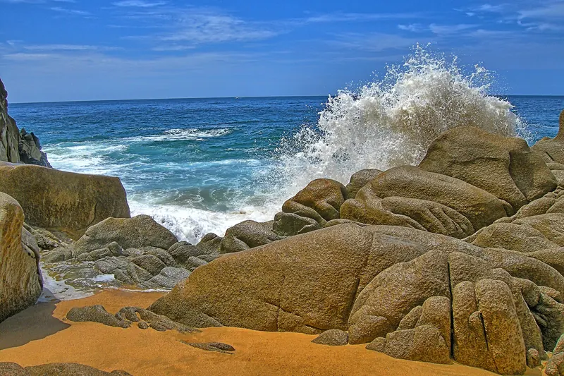 Playa del Amor entre las rocas de Land's End en Cabo San Lucas