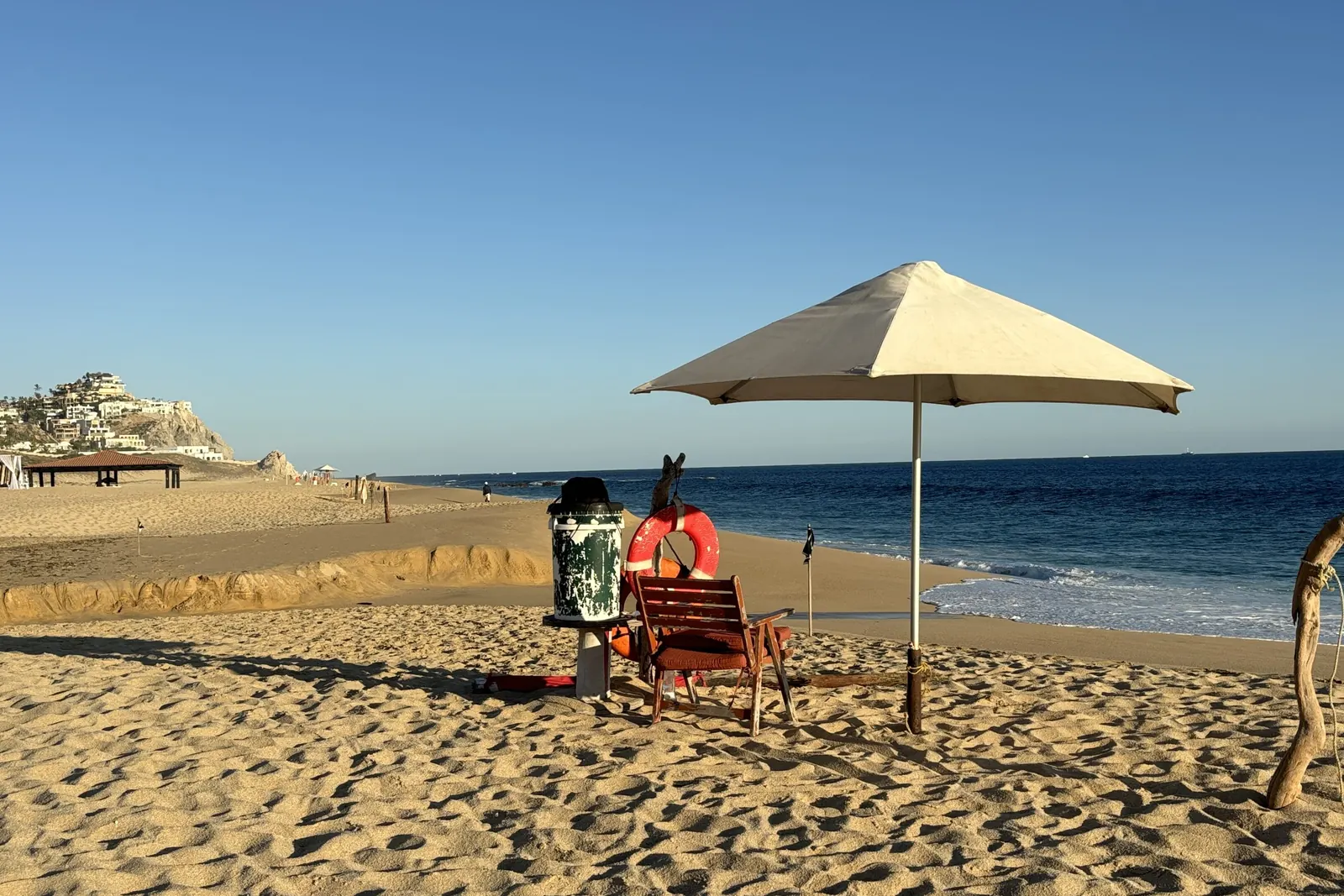 Playa del Pacífico bajo Pedregal en Cabo San Lucas, con una sombrilla en la arena