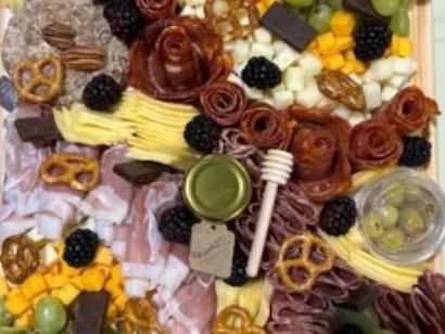 Tabla grande de quesos y carnes frías servida en la cubierta de un yate