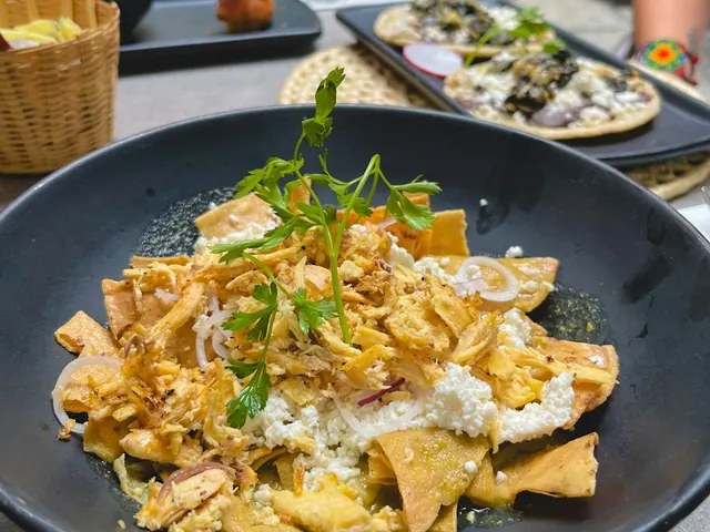Chilaquiles con frijoles del menú de desayuno a bordo