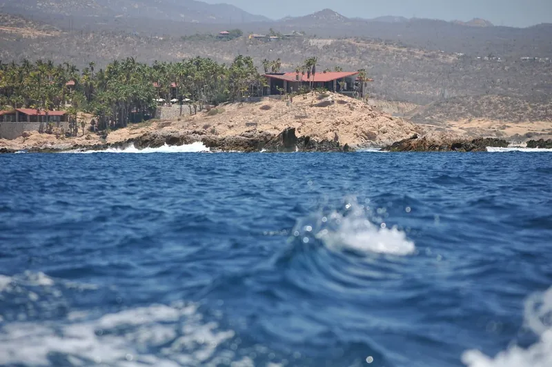 Bahía Chileno vista desde el agua, en el corredor turístico