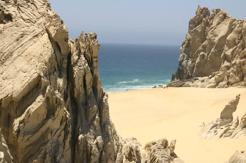 El Pacífico visto a través del paso entre las rocas que separa las dos playas