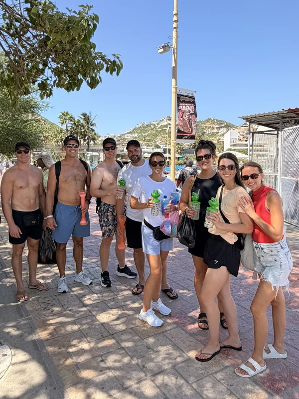 Clientes de Canadá en el malecón de la marina antes de abordar el Bayliner 33