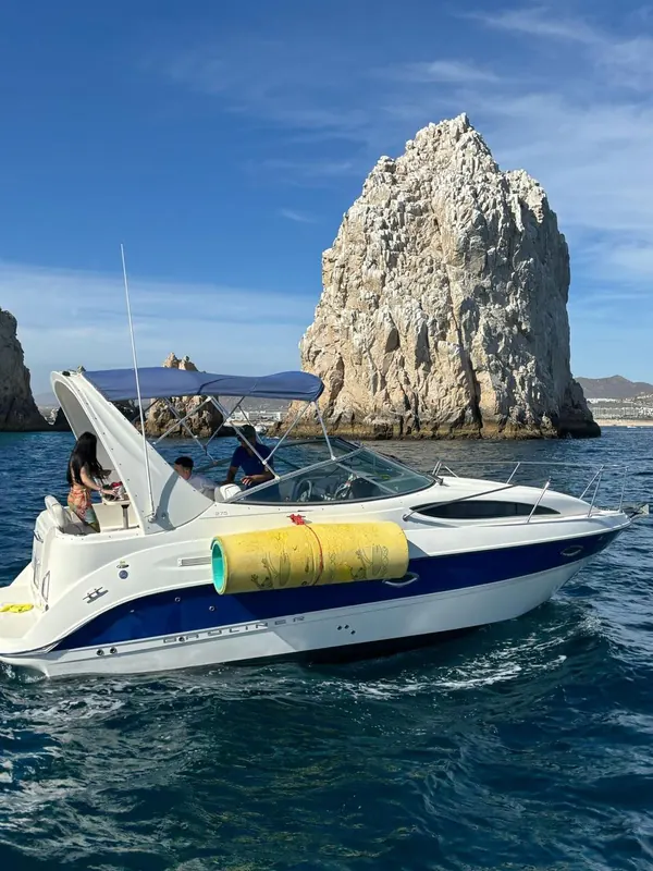Bayliner 30, yate con cabina en renta privada en Cabo San Lucas