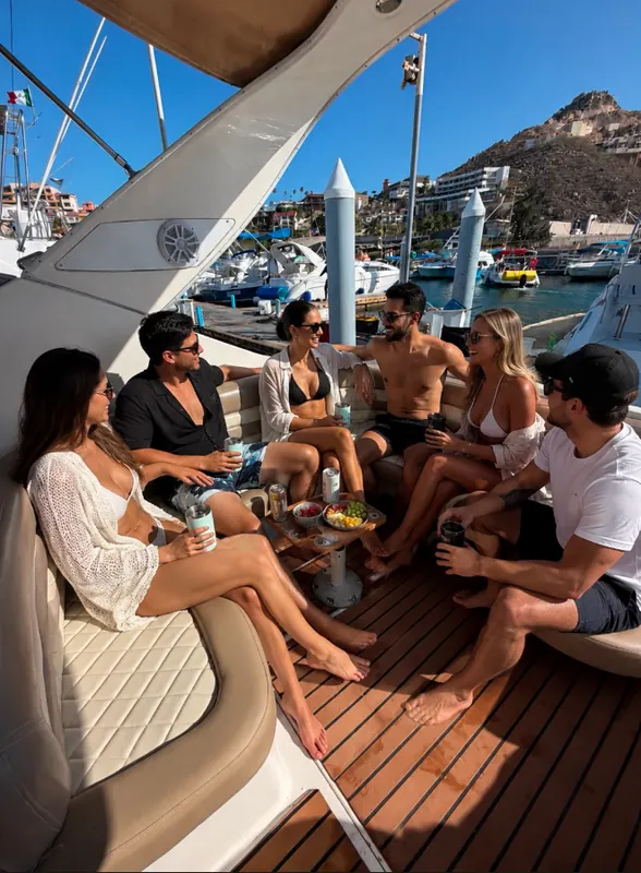 Amigos sentados en la cubierta de popa del Bayliner 33