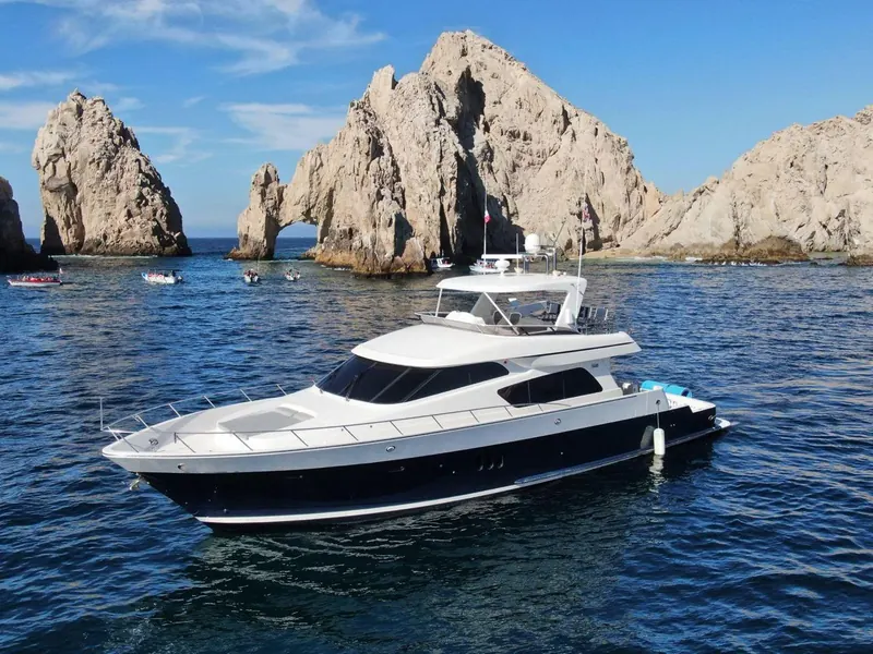 Yate de lujo McKinna 70 frente al Arco, Cabo San Lucas