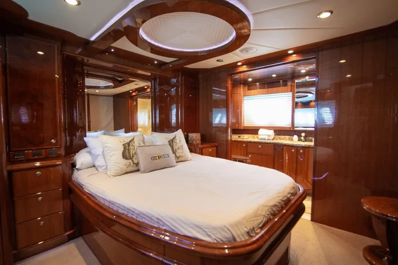 Camarote del McKinna 70 con cama matrimonial y baño propio