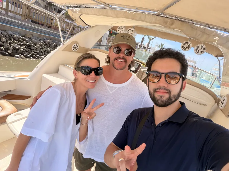 Clientes da Austrália com Alex, nosso sócio, no Sea Ray 36 antes de sair do píer