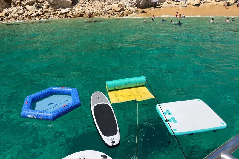 Alberca flotante, paddleboard, lily pad y plataforma del Sea Ray 55 frente a la playa