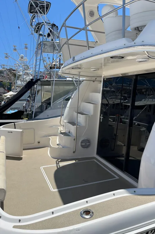Cubierta de popa del Sea Ray 55 en la Marina Cabo San Lucas, con la escalera al flybridge