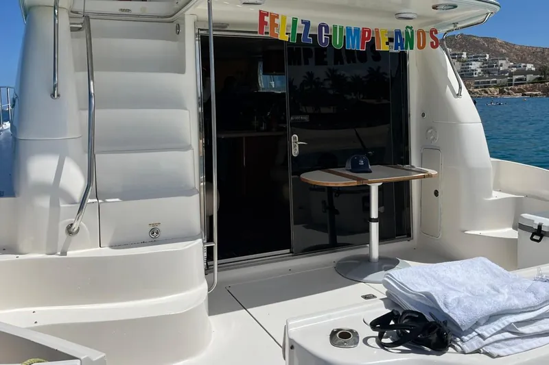 Letrero de cartoncillo de Feliz Cumpleaños colgado sobre la puerta de popa del Sea Ray 55