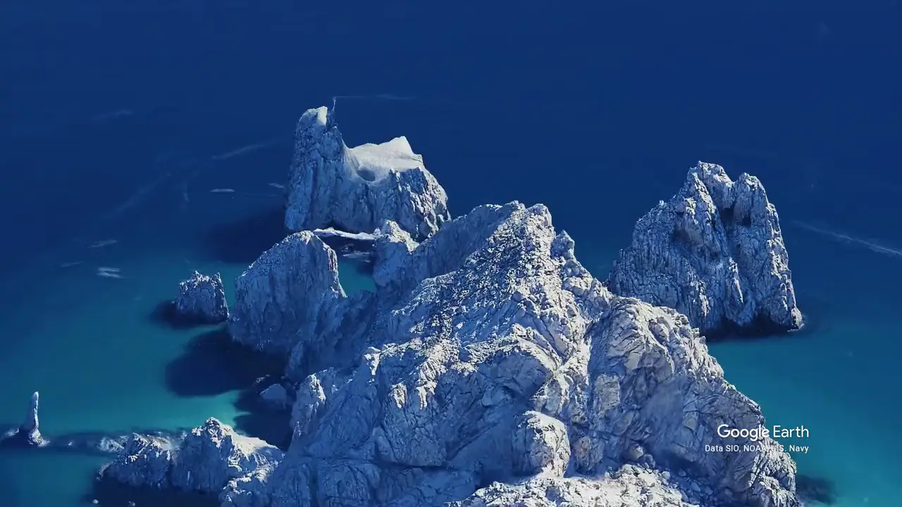 Vista aérea del Arco y las rocas de Finisterra rodeadas de agua azul