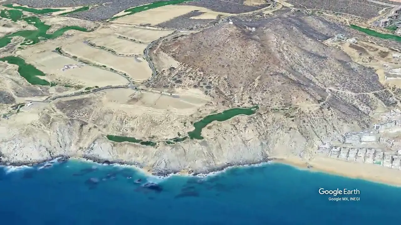 Vista aérea de la costa del Pacífico cerca de Cabo San Lucas, con cerros secos y mar azul