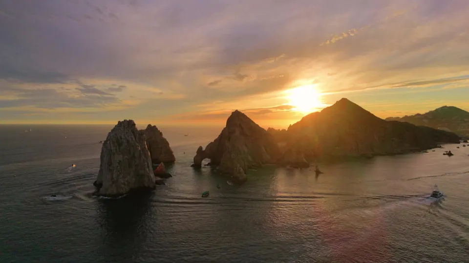 El Arco de Cabo San Lucas al atardecer, visto desde el aire