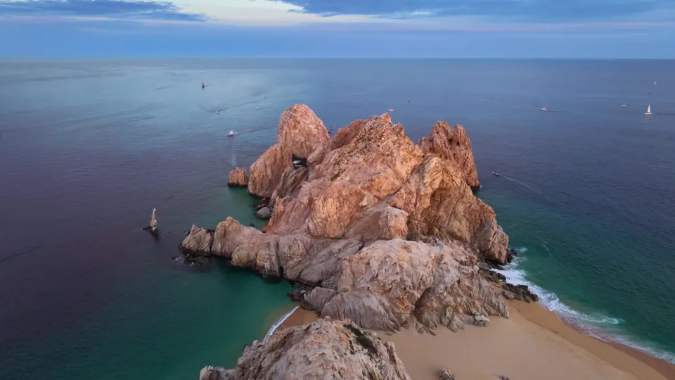 Vista aérea de Finisterra y Playa del Amor al anochecer